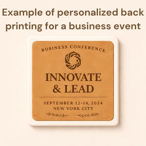 K&ouml;nnte beinhalten: Eine quadratische, beige Visitenkarte mit wei&szlig;en R&auml;ndern. Die Karte zeigt den Text "BUSINESS CONFERENCE", "INNOVATE & LEAD" und die Daten "SEPTEMBER 12-14, 2024, NEW YORK CITY". Die Karte hat ein dekoratives Logo und florale Akzente.