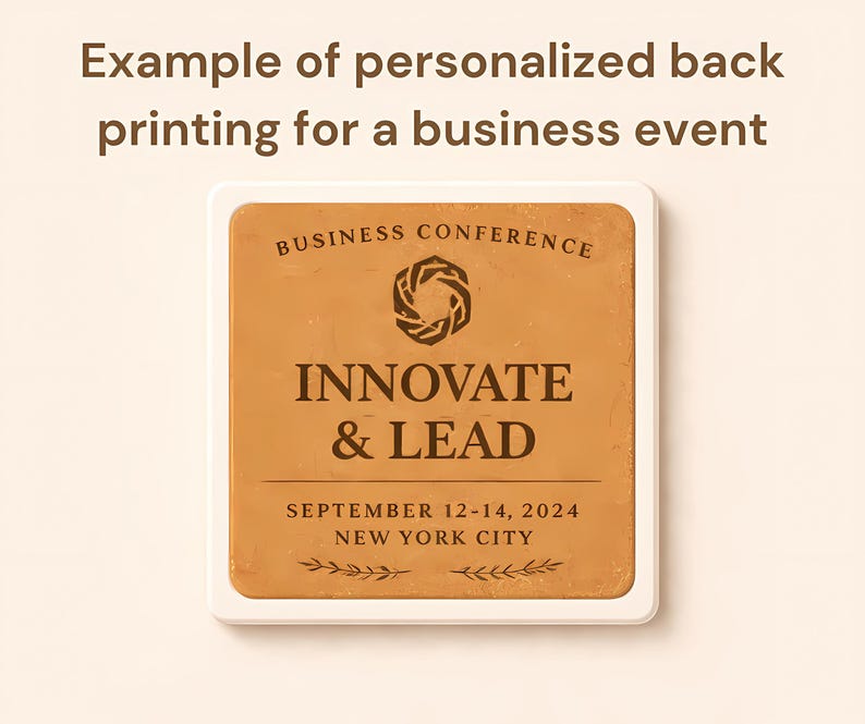 K&ouml;nnte beinhalten: Eine quadratische, beige Visitenkarte mit wei&szlig;en R&auml;ndern. Die Karte zeigt den Text "BUSINESS CONFERENCE", "INNOVATE & LEAD" und die Daten "SEPTEMBER 12-14, 2024, NEW YORK CITY". Die Karte hat ein dekoratives Logo und florale Akzente.
