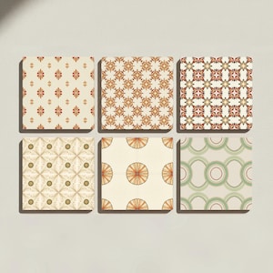 Könnte beinhalten: Ein Set aus sechs quadratischen Fliesen, angeordnet in zwei Reihen zu je drei. Jede Fliese zeigt ein eigenes Muster: florale Motive, geometrische Sternformen, komplexe Gitterdesigns, kreisförmige Muster, fächerartige Formen und konzentrische Kreise.