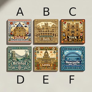 Könnte beinhalten: Sechs quadratische Kunstdrucke mit Illustrationen britischer Städte: Oxford, Bath, York, Bristol, Leeds und Newcastle upon Tyne. Jedes Bild zeigt eine einzigartige Farbgebung und Architektur.