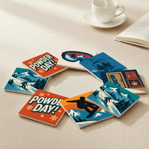 Peut inclure: Un ensemble de huit dessous de verre carrés avec des motifs sur le thème des sports d'hiver. Les dessous de verre présentent des illustrations de skieurs, de snowboarders, de télésièges et le texte "POWDER DAY !" dans une police hivernale. La palette de couleurs comprend l'orange, le bleu et le blanc.