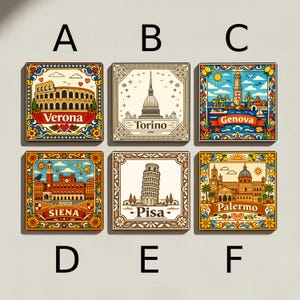 Può includere: Set di sei calamite quadrate decorative con monumenti italiani. Ogni calamita presenta un'illustrazione colorata di un famoso monumento, tra cui l'Arena di Verona, la Mole Antonelliana di Torino e la Torre Pendente di Pisa. Sono indicati anche i nomi delle città.
