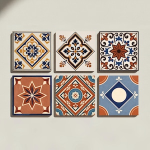 Könnte beinhalten: Ein Set aus sechs quadratischen Dekorfliesen, angeordnet in zwei Reihen. Jede Fliese zeigt ein eigenes geometrisches Muster in Blau-, Terrakotta-, Creme- und Dunkelbrauntönen mit komplexen Blumen-, Stern- und Kreismotiven in der gesamten Kollektion.
