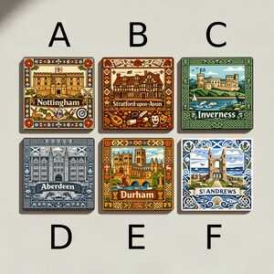 Op de afbeelding: Zes vierkante decoratieve magneten met illustraties van Britse steden. Elke magneet heeft een ander ontwerp, met afbeeldingen van gebouwen, bezienswaardigheden en stadsnamen zoals Nottingham, Stratford-upon-Avon en Inverness.
