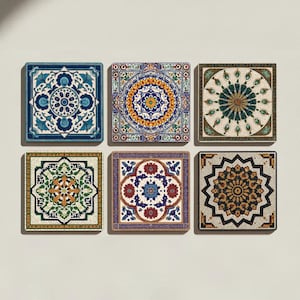 Puede incluir: Seis baldosas decorativas cuadradas con intrincados y coloridos diseños. Las baldosas presentan diseños florales y geométricos en tonos azules, amarillos, verdes, marrones y rojos. Cada baldosa tiene una apariencia única similar a un mosaico.