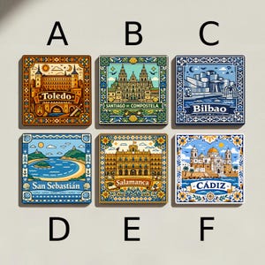 Puede incluir: Seis imanes cuadrados con ilustraciones coloridas de ciudades españolas. Representan Toledo, Santiago de Compostela, Bilbao, San Sebastián, Salamanca y Cádiz. Cada imán tiene un borde decorativo y el nombre de la ciudad.