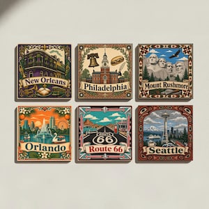 Könnte beinhalten: Ein Set aus sechs quadratischen Wandbildern mit Illustrationen von New Orleans, Philadelphia, Mount Rushmore, Orlando, Route 66 und Seattle. Jeder Druck zeigt ikonische Wahrzeichen, Stadtnamen und dekorative Ränder in einem farbenfrohen Stil.