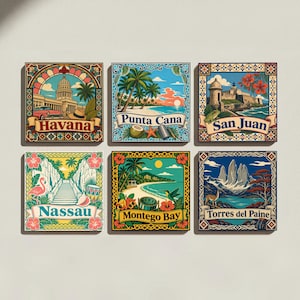 Op de afbeelding: Een set van zes vierkante decoratieve tegels met kleurrijke illustraties van reisbestemmingen zoals Havana, Punta Cana, San Juan, Nassau, Montego Bay en Torres del Paine, elk omlijst met ingewikkelde patronen en voorzien van de naam.