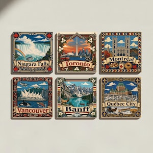 Op de afbeelding: Een set van zes vierkante decoratieve tegels met kleurrijke illustraties van Canadese bezienswaardigheden, waaronder Niagara Falls, Toronto, Montreal, Vancouver, Banff en Quebec City, elk omlijst met sierlijke randen en regionale motieven.