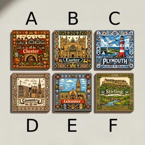 Può includere: Sei piastrelle decorative quadrate con illustrazioni di città britanniche. Ogni piastrella presenta un design unico con il nome della città, come "Chester" e "Plymouth", e un bordo dettagliato. Le piastrelle sono in vari colori, tra cui rosso, blu e verde.