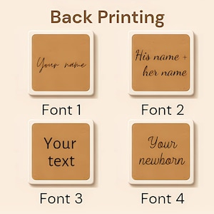 K&ouml;nnte beinhalten: Bild zeigt vier quadratische Untersetzer mit personalisierten Textoptionen. Jeder Untersetzer hat eine beige Oberfl&auml;che und einen wei&szlig;en Rand. Die Textoptionen umfassen "Your name", "His name + her name", "Your text" und "Your newborn".