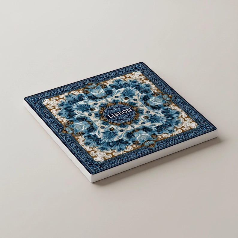 K&ouml;nnte beinhalten: Quadratischer Keramikuntersetzer mit detailliertem blau-wei&szlig;em Blumendesign. Der Untersetzer hat einen dunkelblauen Rand und tr&auml;gt das Wort "LISBON" in einem kreisf&ouml;rmigen Emblem. Das Design erinnert an traditionelle Fliesenarbeiten.