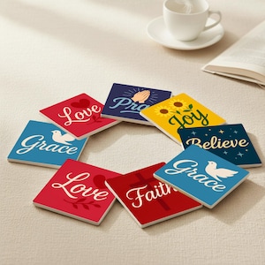 Könnte beinhalten: Eine Sammlung quadratischer Untersetzer mit inspirierenden Wörtern wie "Liebe", "Gnade" und "Freude". Jeder Untersetzer hat ein anderes Design, darunter eine Taube, ein Kreuz und Sonnenblumen. Die Untersetzer sind kreisförmig angeordnet.
