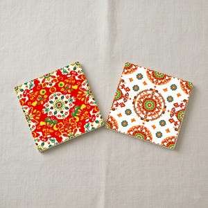 Decoratieve folk keramische onderzetterset – Kleurrijke tegelonderzetters voor tafeldecoratie en interieurstyling