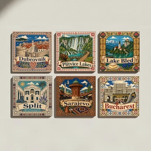 Puede incluir: Un conjunto de seis azulejos decorativos cuadrados con ilustraciones coloridas de monumentos europeos. Los azulejos están etiquetados como Dubrovnik, Plitvice Lakes, Lake Bled, Split, Sarajevo y Bucharest, cada uno con bordes ornamentados.