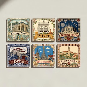 Op de afbeelding: Een set van zes vierkante decoratieve tegels met kleurrijke illustraties van Tsjechische steden. Elke tegel toont een bezienswaardigheid, florale randen en de stadsnamen: Karlovy Vary, Pilsen, Kutná Hora, Brno, Olomouc en Český Krumlov op banners.