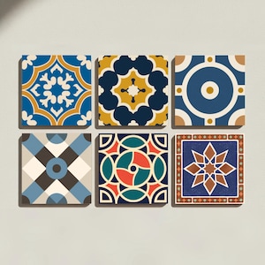 Op de afbeelding: Een set van zes vierkante tegels met diverse geometrische en florale patronen. De ontwerpen bevatten kleurenpaletten in blauw, goud, wit, donker marineblauw, teal, rood en bruin met complexe symmetrische vormen en motieven.
