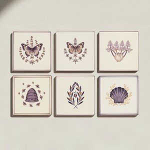 Könnte beinhalten: Ein Set aus sechs quadratischen Wandfliesen mit Illustrationen in Violett- und Cremetönen. Die Motive zeigen Schmetterlinge, eine Fenchelknolle, einen Bienenstock mit Bienen, einen belaubten Zweig sowie eine Muschel in klarem Grafikstil.