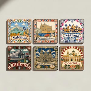 Pode incluir: Um conjunto de seis azulejos decorativos quadrados com ilustrações coloridas de cidades espanholas, incluindo Valência, Palma de Maiorca, Málaga, Bilbau, Santiago de Compostela e Córdova, com bordas ornamentadas e marcos regionais.
