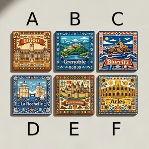 Pode incluir: Seis ímanes quadrados com ilustrações de cidades francesas. Cada íman apresenta o nome de uma cidade diferente: Dijon, Grenoble, Biarritz, La Rochelle, Carcassonne e Arles. Os ímanes têm bordas decorativas e desenhos coloridos.