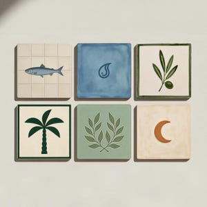 Può includere: Sei piastrelle quadrate in ceramica con vari disegni. Una piastrella presenta un pesce, un'altra una goccia d'acqua e una terza un ramo d'ulivo. Altre piastrelle mostrano una palma, foglie e una luna crescente. Ogni piastrella ha uno sfondo di colore diverso.