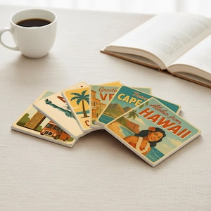 Pode incluir: Conjunto de bases de cerâmica quadradas com designs de viagens vintage. Cada base apresenta um destino diferente, incluindo Havaí, a Estátua da Liberdade e a Cidade do Cabo. Uma chávena de café branca e um livro aberto estão no fundo.