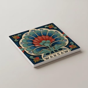 Peut inclure: Sous-verre carré en céramique avec un motif floral bleu, rouge et turquoise, avec le mot "WARSAW" en blanc. Le dessous de verre a une bordure blanche et un motif en relief.