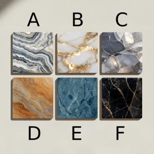 Peut inclure: Six dessous de verre carrés avec des motifs en marbre. Les dessous de verre présentent diverses couleurs et motifs, notamment gris et blanc, des veines dorées et des nuances de bleu et de noir. Chaque dessous de verre est étiqueté d'une lettre de A à F.