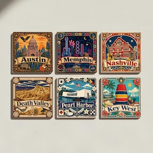 Op de afbeelding: Een set van zes vierkante decoratieve tegels met kleurrijke illustraties van Austin, Memphis, Nashville, Death Valley, Pearl Harbor en Key West. Elke tegel toont iconische bezienswaardigheden, stadsnamen in banners en gedetailleerde randen.
