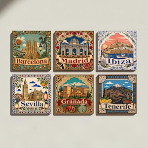 Puede incluir: Un conjunto de seis azulejos decorativos cuadrados con ilustraciones coloridas de ciudades españolas, incluyendo Barcelona, Madrid, Ibiza, Sevilla, Granada y Tenerife. Cada azulejo muestra un monumento, motivos locales y el nombre de la ciudad.