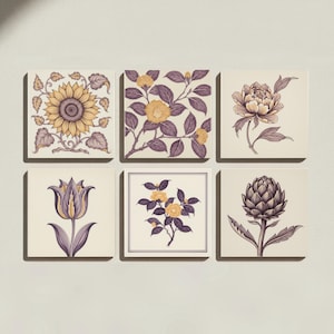 Könnte beinhalten: Ein Set aus sechs quadratischen Fliesen mit botanischen Illustrationen in Gelb- und Violetttönen. Die Motive zeigen eine Sonnenblume, Kamelienzweige, eine Pfingstrose, eine Tulpe, einen kleinen blühenden Strauch und eine Artischocke.