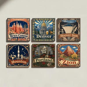 Könnte beinhalten: Ein Set aus sechs quadratischen Kunstdrucken mit Illustrationen von Bryce Canyon, Denver, Hoover Dam, Houston, Portland und Zion. Jeder Druck zeigt ein einzigartiges Wahrzeichen oder eine Stadtszene mit dekorativen Rändern, leuchtenden Farben und fettgedruckten Textbeschriftungen.