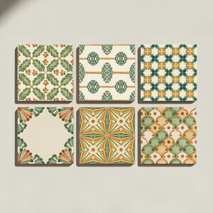 Puede incluir: Un conjunto de seis azulejos cuadrados dispuestos en dos filas de tres. Cada azulejo presenta un patrón geométrico o botánico distinto en tonos verde, naranja y crema. Los diseños incluyen motivos de hojas, círculos y formas de abanico.