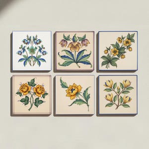 Puede incluir: Un conjunto de seis azulejos de cerámica cuadrados dispuestos en dos filas de tres. Cada azulejo presenta una ilustración botánica distinta de flores y hojas en tonos amarillo, azul, verde y crema, enmarcados por bordes finos de colores.