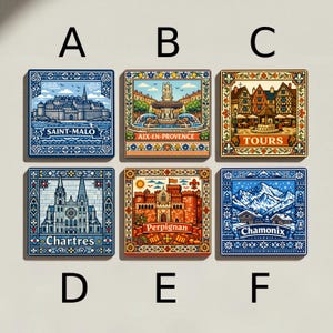 Könnte beinhalten: Sechs quadratische dekorative Magnete mit Illustrationen französischer Städte. Jeder Magnet hat ein anderes Design, darunter Saint-Malo, Aix-en-Provence, Tours, Chartres, Perpignan und Chamonix. Die Magnete sind in verschiedenen Farben, darunter Blau, Orange und Braun.