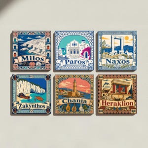 Peut inclure: Un ensemble de six carreaux décoratifs carrés présentant des illustrations colorées de lieux grecs. Chaque carreau affiche un monument ou une scène unique avec les noms Milos, Paros, Naxos, Zakynthos, Chania et Heraklion sur des bannières.