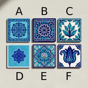 Peut inclure: Six carreaux de céramique carrés avec des motifs bleus et turquoise complexes. Les motifs comprennent des motifs floraux, géométriques et symétriques. Chaque carreau a un motif unique, offrant diverses options décoratives.