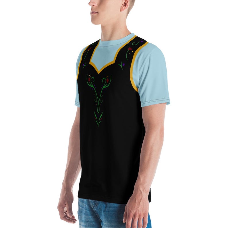 Pu&ograve; includere: Una t-shirt nera e blu con un design floreale verde e rosso sul davanti. Il design presenta un motivo floreale stilizzato con una forma di cuore al centro.