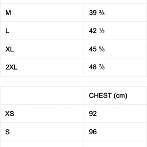 Pu&ograve; includere: Tabella delle taglie per abbigliamento con misure del torace in pollici e centimetri. Le taglie includono XS, S, M, L, XL e 2XL.