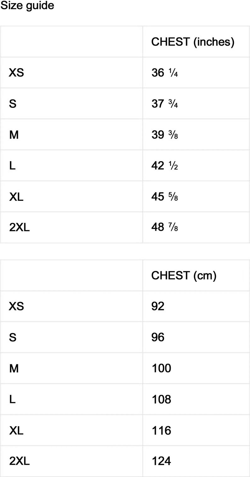Pu&ograve; includere: Tabella delle taglie per abbigliamento con misure del torace in pollici e centimetri. Le taglie includono XS, S, M, L, XL e 2XL.