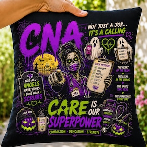 Könnte beinhalten: Ein schwarzes quadratisches Kissen mit einer Grafik eines Zombie-Pflegepersonals in lila Kasack mit dem Text CNA, NOT JUST A JOB... IT'S A CALLING, CARE IS OUR SUPERPOWER und verschiedenen Halloween-Motiven wie Geistern und Kürbissen.