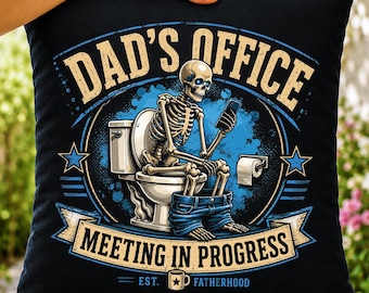 Lustiges Papa Büro PNG, Skelett auf Toilette Sublimationsdesign, humorvolle Vaterschaft digitale Kunst