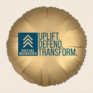 Puede incluir: Un globo de papel de aluminio dorado con las palabras "UPLIFT. DEFEND. TRANSFORM." en texto azul marino. El globo también presenta un cuadrado azul marino con las palabras "SOCIAL WORKERS" y un diseño de flecha hacia arriba.