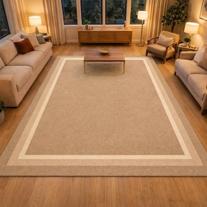 Könnte beinhalten: Ein großer, rechteckiger Teppich in einem Wohnzimmer. Der Teppich ist hauptsächlich beige mit einem Rand aus helleren beige- und cremefarbenen Streifen. Der Raum verfügt über beige Sofas, Holzmöbel und natürliches Licht durch große Fenster.