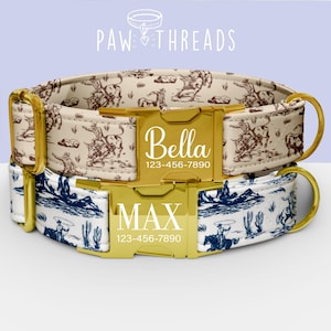 Könnte beinhalten: Zwei personalisierte Hundehalsbänder. Das obere Halsband hat einen beigen Hintergrund mit einem braunen Cowboy-Print und dem Namen "Bella" auf der goldenen Schnalle. Das untere Halsband hat einen weißen Hintergrund mit blauem Cowboy-Print und dem Namen "MAX" auf der goldenen Schnalle.