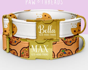 Puede incluir: Dos collares para perros con herrajes dorados. El collar superior es blanco con un estampado de galletas y el nombre "Bella" y un número de teléfono. El collar inferior es naranja con un estampado de galletas y el nombre "MAX" y un número de teléfono. La marca "PAW THREADS" está en la parte superior.
