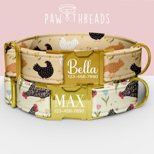 Pode incluir: Duas coleiras personalizadas para cães com fivelas douradas. A coleira superior é bege com um padrão de galinha e o nome "Bella" e um número de telefone. A coleira inferior é creme com um padrão floral e de galinha e o nome "MAX" e um número de telefone.