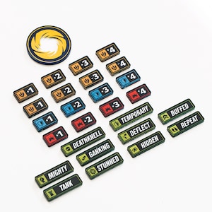 Könnte beinhalten: Eine Sammlung von Spielmarken und einem kreisförmigen Emblem. Die rechteckigen Marken zeigen Symbole, Zahlen und Text wie "REPEAT" und "GANKING". Zahlen sind +1, -1, +2, +3 und +4. Das Emblem ist blau und gelb.