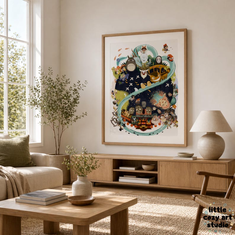 Op de afbeelding: Een ingelijste kunstdruk met een kleurrijke illustratie van personages uit een populaire animatiefilm. Het kunstwerk toont verschillende fantasievolle figuren tegen een achtergrond van sterren en wervelende patronen. De print wordt gepresenteerd in een licht houten frame.