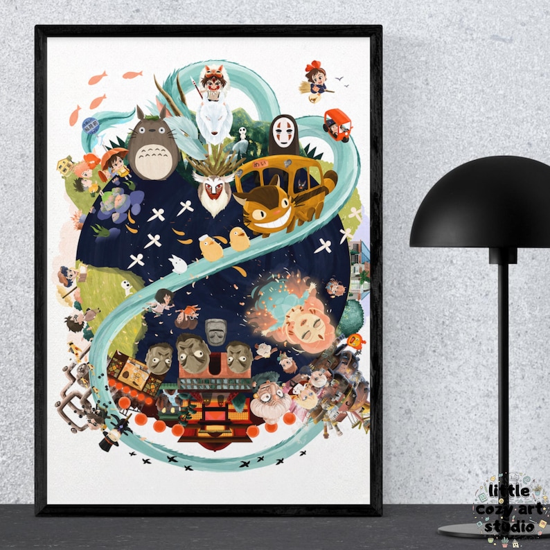 Op de afbeelding: Een ingelijste kunstdruk met een kleurrijke illustratie van personages uit Studio Ghibli-films. Het kunstwerk bevat Totoro, de Catbus en andere iconische figuren, tegen een achtergrond van een wervelend blauw en groen landschap. De print zit in een zwarte lijst.
